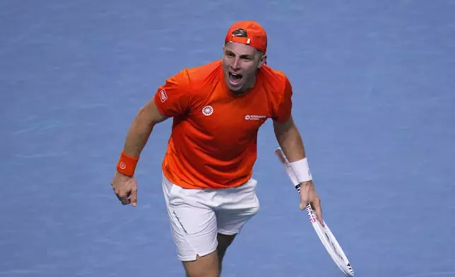 Netherlands' Tallon Griekspoor celebrates a set against Germany's Jan-Lennard Struff during the Davis Cup semifinal at the Martin Carpena Sports Hall in Malaga, southern Spain, on Friday, Nov. 22, 2024. (AP Photo/Manu Fernandez)