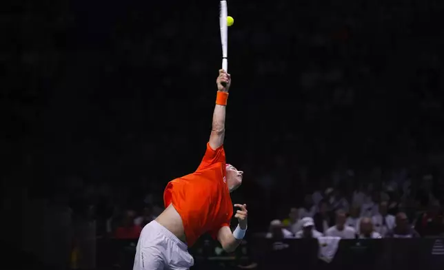 Netherlands' Tallon Griekspoor serves to Germany's Jan-Lennard Struff during the Davis Cup semifinal at the Martin Carpena Sports Hall in Malaga, southern Spain, on Friday, Nov. 22, 2024. (AP Photo/Manu Fernandez)