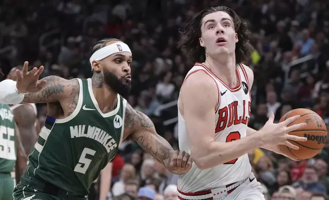 Chicago Bulls' Josh Giddey drives past Milwaukee Bucks' Gary Trent Jr. during the first half of an NBA basketball game Wednesday, Nov. 20, 2024, in Milwaukee. (AP Photo/Morry Gash)