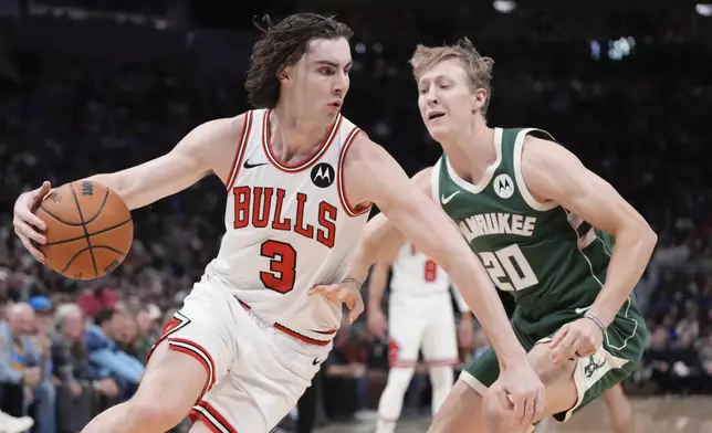 Chicago Bulls' Josh Giddey drives past Milwaukee Bucks' AJ Green during the first half of an NBA basketball game Wednesday, Nov. 20, 2024, in Milwaukee. (AP Photo/Morry Gash)