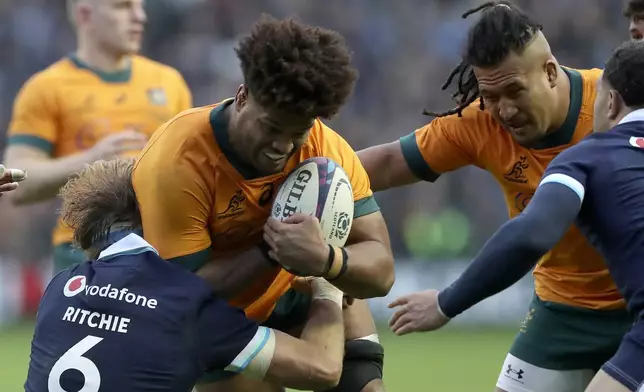 Australia's Rob Valetini and Scotland's Jamie Ritchie challenge for the ball during the Autumn Nations series rugby union match between Scotland and Australia in Edinburgh, Sunday, Nov. 24, 2024.(AP Photo/Scott Heppell)