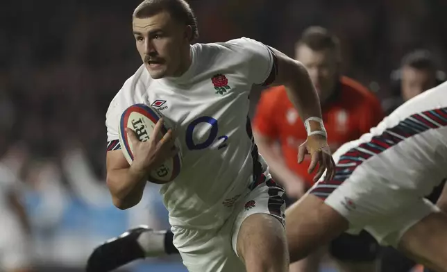 England's Ollie Sleightholme runs onto score a try during the Autumn Nations series rugby union match between England and South Africa, at Twickenham, in London, Saturday, Nov. 16, 2024. (AP Photo/Ian Walton)