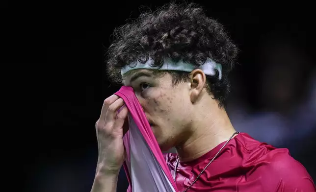 Ben Shelton of the United States gestures as he plays Australia's Athanasios Kokkinakis during a Davis Cup quarterfinal match at the Martin Carpena Sports Hall, in Malaga, southern Spain, on Thursday, Nov. 21, 2024. (AP Photo/Manu Fernandez)