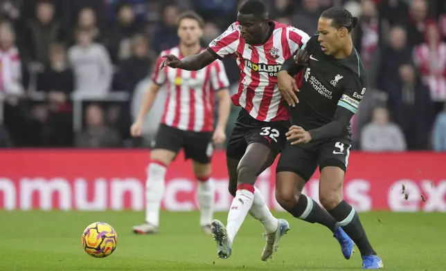 Southampton's Paul Onuachu, left, and Liverpool's Virgil van Dijk fight for the ball during the English Premier League soccer match between Southampton and Liverpool in Southampton, England, Sunday, Nov. 24, 2024. (AP Photo/Sean Ryan)