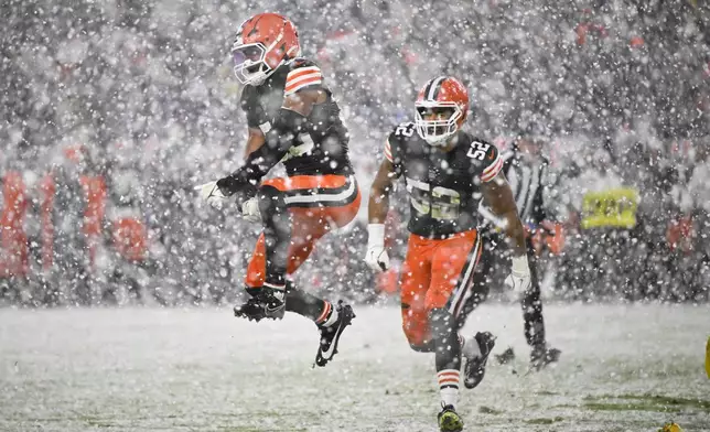 Cleveland Browns linebacker Jordan Hicks celebrates a sack with linebacker Elerson G. Smith (52) in the second half of an NFL football game against the Pittsburgh Steelers, Thursday, Nov. 21, 2024, in Cleveland. (AP Photo/David Richard)