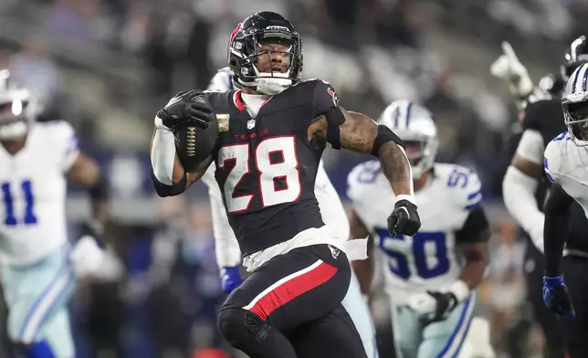 Houston Texans running back Joe Mixon runs for a touchdown against the Dallas Cowboys during the first half of an NFL football game, Monday, Nov. 18, 2024, in Arlington, Texas. (AP Photo/Tony Gutierrez)