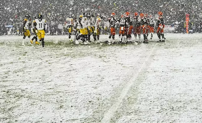 The Pittsburgh Steelers, left, and the Cleveland Browns line up for a play in the second half of an NFL football game, Thursday, Nov. 21, 2024, in Cleveland. (AP Photo/Sue Ogrocki)