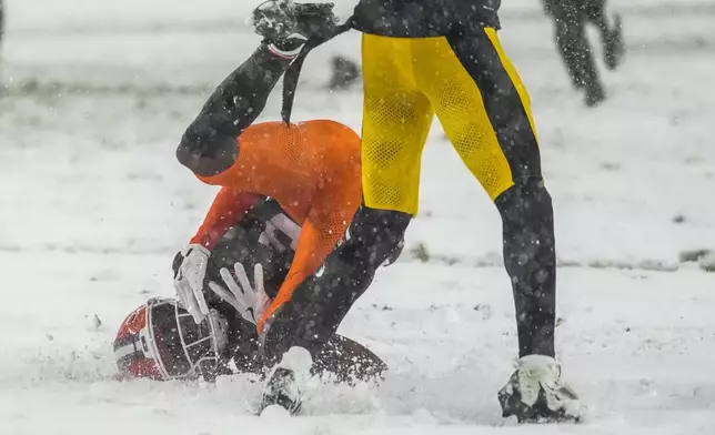 Cleveland Browns wide receiver Jerry Jeudy (3) pulls in a pass against Pittsburgh Steelers cornerback Joey Porter Jr. in the second half of an NFL football game, Thursday, Nov. 21, 2024, in Cleveland. (AP Photo/Sue Ogrocki)