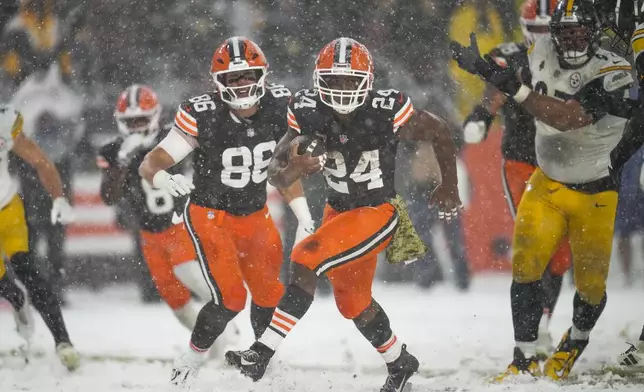 Cleveland Browns running back Nick Chubb (24) carries for a touchdown in the second half of an NFL football game against the Pittsburgh Steelers, Thursday, Nov. 21, 2024, in Cleveland. (AP Photo/Sue Ogrocki)