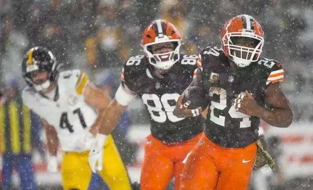 Cleveland Browns running back Nick Chubb (24) carries for a touchdown in the second half of an NFL football game against the Pittsburgh Steelers, Thursday, Nov. 21, 2024, in Cleveland. (AP Photo/Sue Ogrocki)