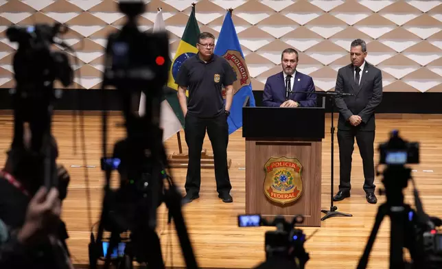 Federal police director Andrei Passos speaks during a news conference regarding an explosion outside the Supreme Court, in Brasilia, Brazil, Thursday, Nov. 14, 2024. (AP Photo/Eraldo Peres)