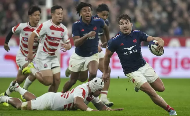 France's Antoine Dupont makes a break during the Autumn Nations series rugby union match between France and Japan at the Stade de France in Saint-Denis, outside Paris, Saturday, Nov. 9, 2024. (AP Photo/Christophe Ena)