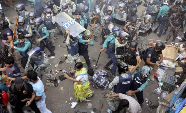 Policemen charge baton to disperse the supporters of Bangladeshi Hindu leader Krishna Das Prabhu after they surrounded police van carrying their leader at the court premises, in Chattogram in southeastern Bangladesh, Tuesday, Nov. 26, 2024. (AP photo)