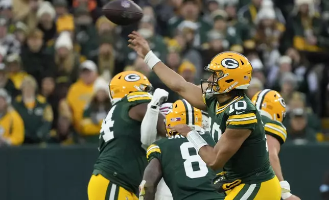 Green Bay Packers quarterback Jordan Love (10) throws a pass during the first half of an NFL football game against the San Francisco 49ers on Sunday, Nov. 24, 2024 in Green Bay, Wis. (AP Photo/Morry Gash)