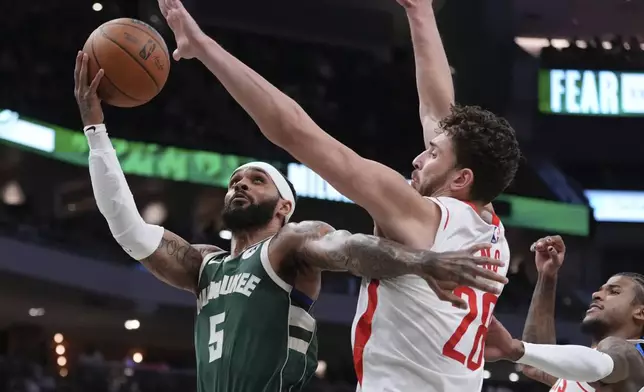 Milwaukee Bucks' Gary Trent Jr. shoots past Houston Rockets' Alperen Sengun during the first half of an NBA basketball game Monday, Nov. 18, 2024, in Milwaukee. (AP Photo/Morry Gash)