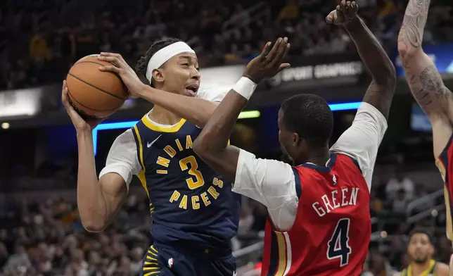 Indiana Pacers' Moses Brown (3) shoots against New Orleans Pelicans' Javonte Green (4) during the first half of an NBA basketball game, Monday, Nov. 25, 2024, in Indianapolis. (AP Photo/Darron Cummings)