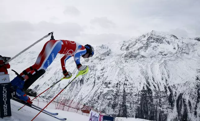 France's Clement Noel starts an alpine ski, men's World Cup slalom, in Gurgl, Austria, Sunday, Nov. 24, 2024. (AP Photo/Gabriele Facciotti)