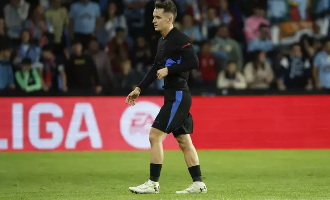 Barcelona's Marc Casado leaves the pitch after received a red card during the Spanish La Liga soccer match between Celta Vigo and Barcelona at the Balaidos stadium in Vigo, Spain, Saturday, Nov. 23, 2024. (AP Photo/Lalo R. Villar)