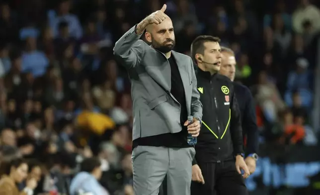 Celta's head coach Claudio Giraldez gestures during the Spanish La Liga soccer match between Celta Vigo and Barcelona at the Balaidos stadium in Vigo, Spain, Saturday, Nov. 23, 2024. (AP Photo/Lalo R. Villar)