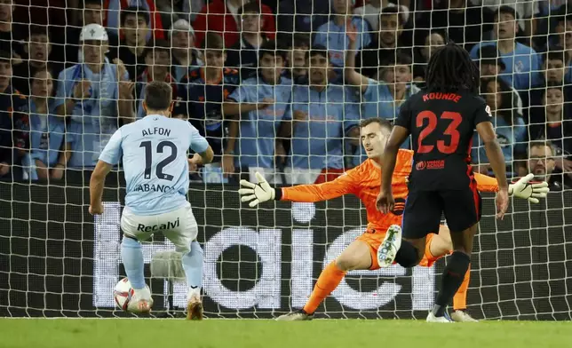 Celta's Alfon (12) scores his side's first goal during the Spanish La Liga soccer match between Celta Vigo and Barcelona at the Balaidos stadium in Vigo, Spain, Saturday, Nov. 23, 2024. (AP Photo/Lalo R. Villar)