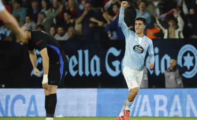 Celta's Hugo Alvarez, right, celebrates scoring his side's 2nd goal during the Spanish La Liga soccer match between Celta Vigo and Barcelona at the Balaidos stadium in Vigo, Spain, Saturday, Nov. 23, 2024. (AP Photo/Lalo R. Villar)