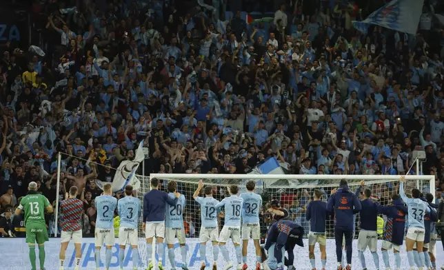 Celta's players greets fans after the Spanish La Liga soccer match between Celta Vigo and Barcelona at the Balaidos stadium in Vigo, Spain, Saturday, Nov. 23, 2024. (AP Photo/Lalo R. Villar)