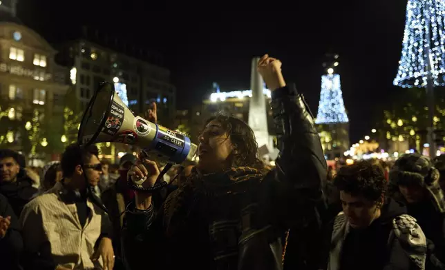 Pro-Palestinian supporters protest in Amsterdam, Netherlands, Wednesday, Nov. 13, 2024, despite a city ban on such gatherings. (AP Photo/Bram Janssen)