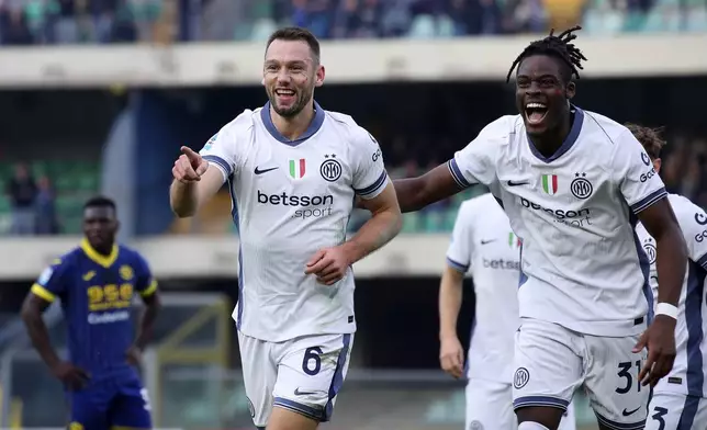 Inter Milan's Stefan de Vrij, left, celebrates scoring during the Serie A soccer match between Hellas Verona and Inter Milan at the Marcantonio Bentegodi Stadium, in Verona, Italy, Saturday, Nov. 23, 2024. (Paola Garbuio/LaPresse via AP)