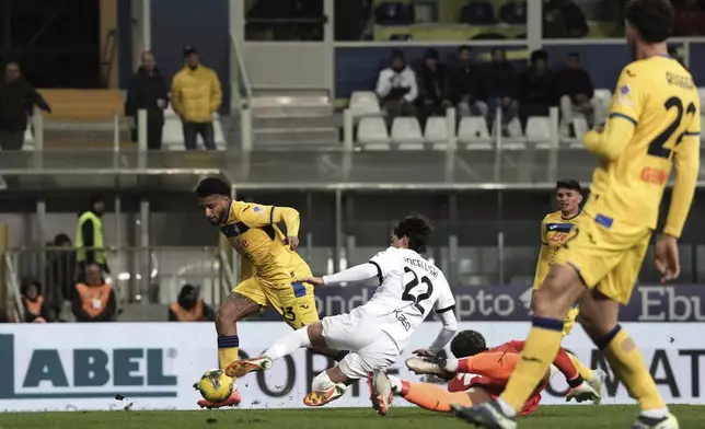 Atalanta's Ederson, left, scores during the Italian Serie A soccer match between Parma and Atalanta at the Ennio Tardini Stadium in Parma, Italy, Saturday Nov. 23, 2024. (Massimo Paolone/LaPresse via AP)