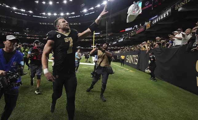 New Orleans Saints tight end Taysom Hill (7) gestures to fans as he walks off the field after an NFL football game against the Cleveland Browns in New Orleans, Sunday, Nov. 17, 2024. (AP Photo/Gerald Herbert)