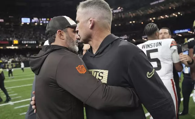 Cleveland Browns head coach Kevin Stefanski, left, and New Orleans Saints interim head coach Darren Rizzi , right, meet after their NFL football game in New Orleans, Sunday, Nov. 17, 2024. (AP Photo/Gerald Herbert)