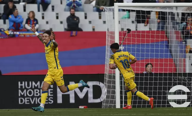 Las Palmas' Fabio Silva celebrates after scoring his side's 2nd goal against Barcelona during a Spanish La Liga soccer match at the Lluis Companys Olympic Stadium in Barcelona, Spain, Saturday Nov. 30, 2024. (AP Photo/Joan Monfort)