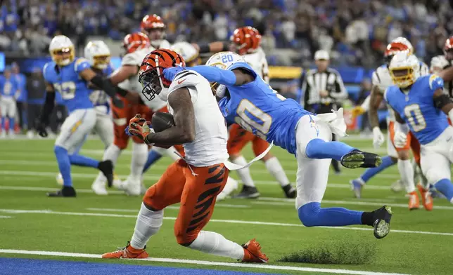 Cincinnati Bengals wide receiver Ja'Marr Chase (1) catches a touchdown past Los Angeles Chargers cornerback Cam Hart (20) during the second half of an NFL football game Sunday, Nov. 17, 2024, in Inglewood, Calif. (AP Photo/Eric Thayer)