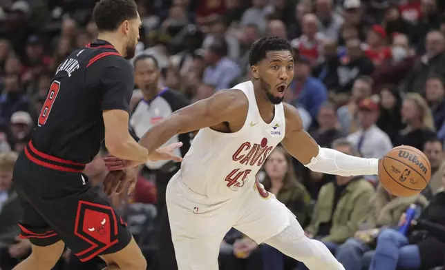 Cleveland Cavaliers guard Donovan Mitchell drives to the basket against Chicago Bulls guard Zach LaVine during the second half an NBA basketball game, Monday, Nov. 11, 2024, in Chicago. (AP Photo/Melissa Tamez)