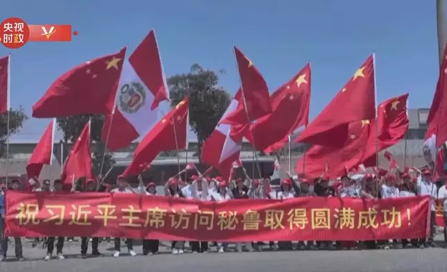 People welcome Xi as motorcade heads to hotel in Lima