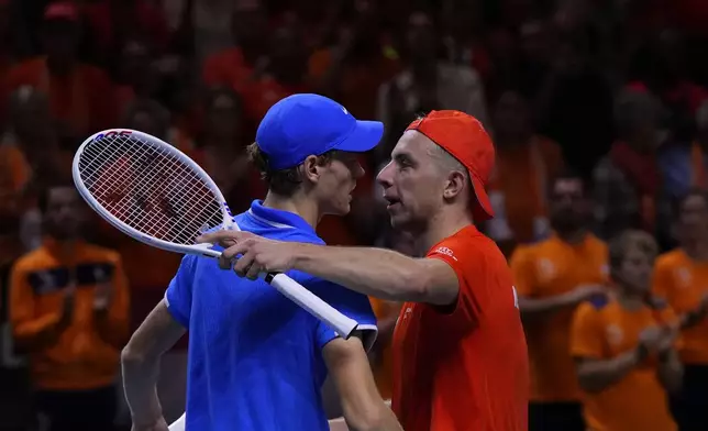 Italy's Jannik Sinner, left, hugs Netherlands' Tallon Griekspoor after their Davis Cup final tennis match between Netherlands and Italy at the Martin Carpena Sports Hall in Malaga, southern Spain, Sunday, Nov. 24, 2024. (AP Photo/Manu Fernandez)