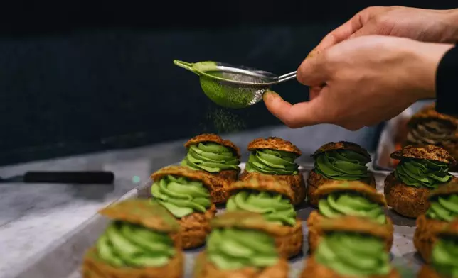 Matcha and hojicha cream puffs made by Executive Pastry chef Masaki Takahashi at Restaurant Yuu. Note: Restaurant Yuu’s cream puffs are available only at Kettl Brooklyn on weekends, not Restaurant Yuu. (Photo: The Japan Food Product Overseas Promotion Center)