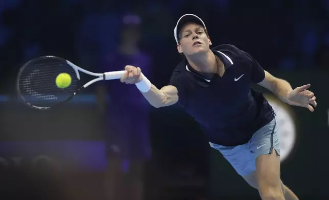 Italy's Jannik Sinner returns to Taylor Fritz of the United States during the final match of the ATP World Tour Finals at the Inalpi Arena, in Turin, Italy, Sunday, Nov. 17, 2024. (AP Photo/Antonio Calanni)