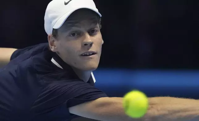 Italy's Jannik Sinner returns to Taylor Fritz of the United States during the final match of the ATP World Tour Finals at the Inalpi Arena, in Turin, Italy, Sunday, Nov. 17, 2024. (AP Photo/Antonio Calanni)