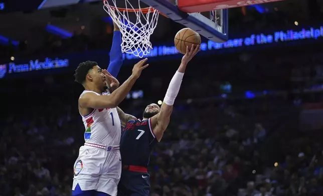 Los Angeles Clippers' Amir Coffey, right, goes up for a shot against Philadelphia 76ers' KJ Martin during the second half of an NBA basketball game, Sunday, Nov. 24, 2024, in Philadelphia. (AP Photo/Matt Slocum)