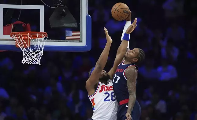 Los Angeles Clippers' Kevin Porter Jr., right, tries to dunk against Philadelphia 76ers' Guerschon Yabusele during the first half of an NBA basketball game, Sunday, Nov. 24, 2024, in Philadelphia. (AP Photo/Matt Slocum)