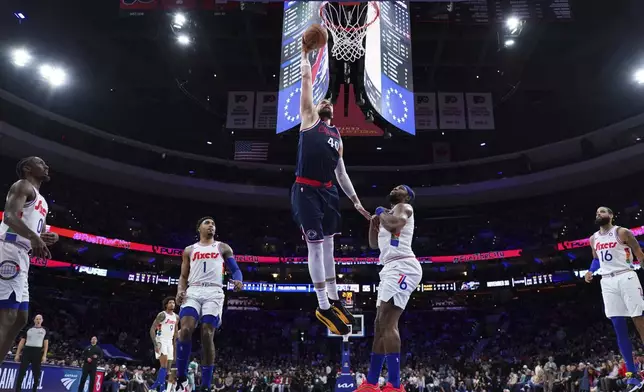 Los Angeles Clippers' Ivica Zubac (40) dunks past Philadelphia 76ers' Guerschon Yabusele (28) during the first half of an NBA basketball game, Sunday, Nov. 24, 2024, in Philadelphia. (AP Photo/Matt Slocum)