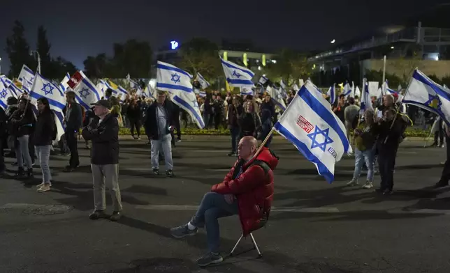 People protest against Prime Minister Benjamin Netanyahu a day after he dismissed his defence minister Yoav Gallant, near the Knesset, Israel's parliament in Jerusalem, Wednesday, Nov. 6, 2024. (AP Photo/Ohad Zwigenberg)