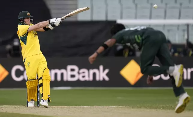 Australia's Steve Smith, left, bats against Pakistan's Mohammad Hasnain during their one day international cricket match in Melbourne, Monday, Nov. 4, 2024. (AP Photo/Asanka Brendon Ratnayake)