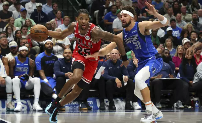 Chicago Bulls forward Dalen Terry (25) tries to drive past Dallas Mavericks guard Klay Thompson (31) in the first half of an NBA basketball game Wednesday, Nov. 6, 2024, in Dallas. (AP Photo/Richard W. Rodriguez)