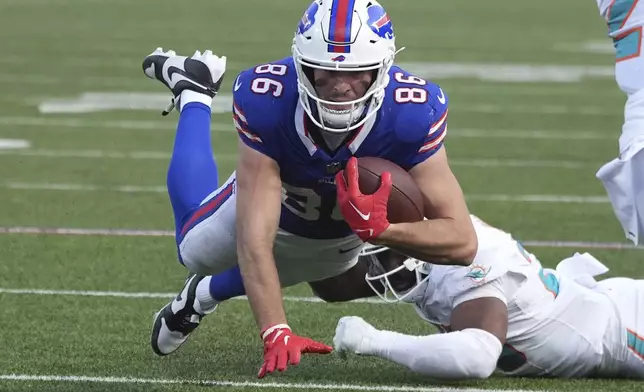 Buffalo Bills tight end Dalton Kincaid (86) dives for a first down during the second half of an NFL football game against the Miami Dolphins, Sunday, Nov. 3, 2024, in Orchard Park, N.Y. (AP Photo/Gene Puskar)