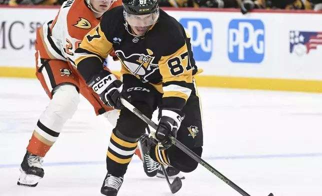 Pittsburgh Penguins' Sidney Crosby (87) leads the rush up ice past the Ducks' Brett Leason (20) in the third period of an NHL hockey game Thursday Oct. 31, 2024 in Pittsburgh. (Chaz Palla/Pittsburgh Tribune-Review via AP)