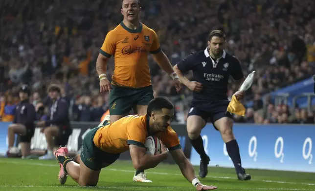 Australia's Joseph-Aukuso Suallii scores a try during the Autumn Nations series rugby union match between England and Australia, at Twickenham stadium, London Saturday, Nov. 9, 2024. (AP Photo/Ian Walton)