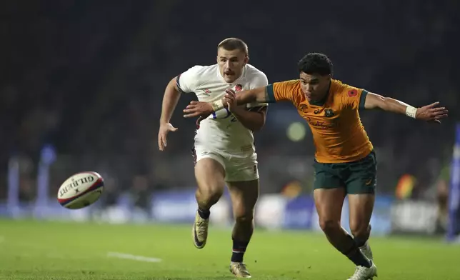 England's Ollie Sleightholme, left, battle for the ball with Australia's Noah Lolesio during the Autumn Nations series rugby union match between England and Australia, at Twickenham stadium, London Saturday, Nov. 9, 2024. (AP Photo/Ian Walton)