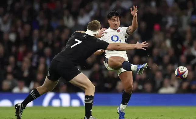 England's Marcus Smith, right, kicks the Balla as New Zealand's Sam Cane tries to defend during the Autumn Nations Series rugby match between England and New Zealand, at Twickenham stadium, in London Saturday, Nov. 2, 2024. (AP Photo/Ian Walton)